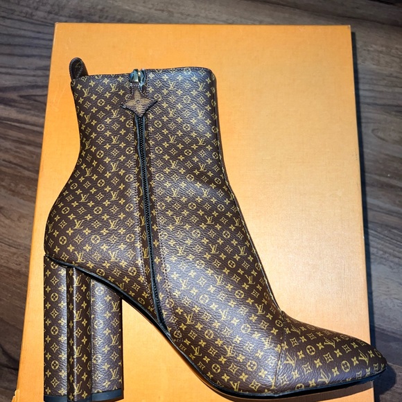 Louis Vuitton booties - Picture 4 of 11